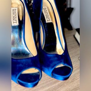 #BadgleyMischka heels worn only once. Beautiful metallic blue color. 81/2 4in